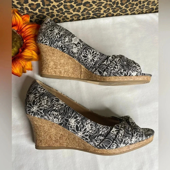 🦋B2G1🦋DEXFLEX COMFORT Black/White Floral Open Toe Wedge | 9 | - Picture 2 of 8